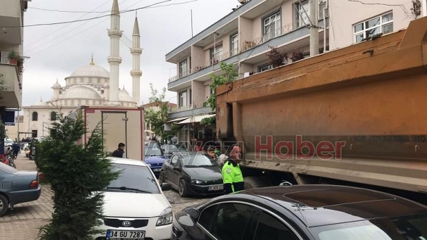 Yine hatalı parklar trafiği kilitledi 