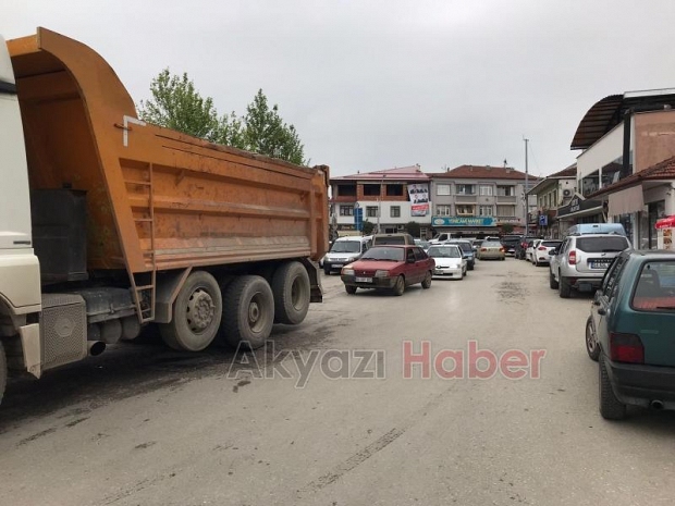 Yine hatalı parklar trafiği kilitledi 