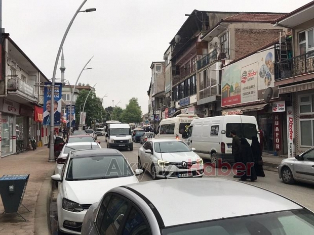 Yine hatalı parklar trafiği kilitledi 