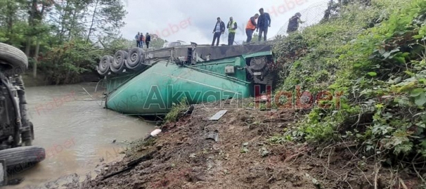 Akyazı'da Kaza Tır Dereye Uçtu 1 Yaralı
