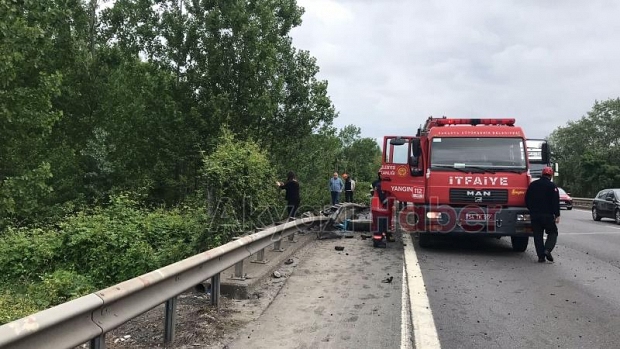 Akyazı'da Kaza Tır Dereye Uçtu 1 Yaralı