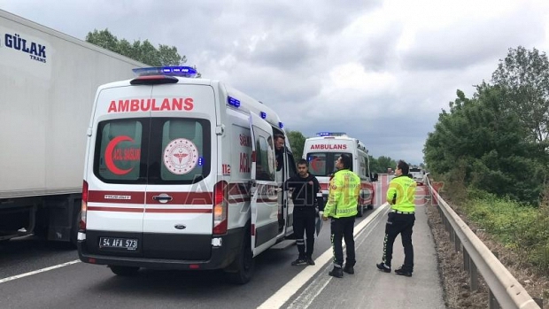 Akyazı'da Kaza Tır Dereye Uçtu 1 Yaralı