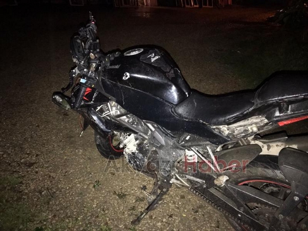 Akyazı'da otomobile çarpışan motosiklet sürücü yaralandı