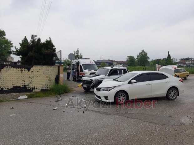 Pikap ile otomobilin çarpışması sonucu 2 kişi yaralandı
