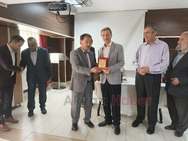 Akyazı'da emekli olan diyanet görevlilerine ödül verildi