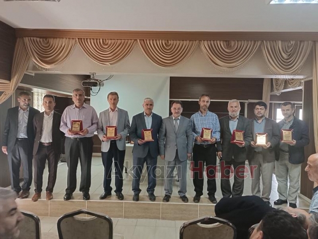 Akyazı'da emekli olan diyanet görevlilerine ödül verildi
