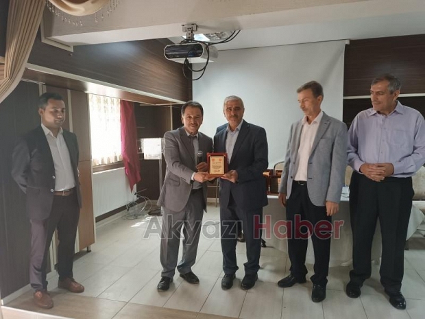 Akyazı'da emekli olan diyanet görevlilerine ödül verildi