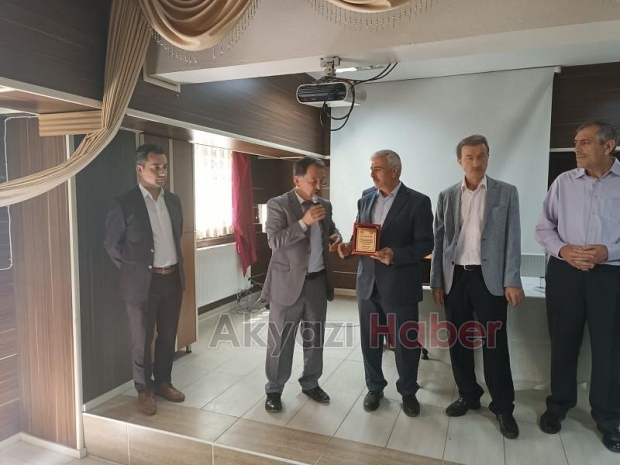 Akyazı'da emekli olan diyanet görevlilerine ödül verildi