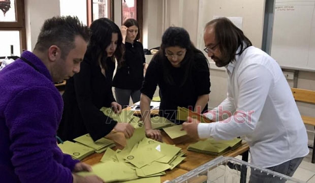 Sandıklar açıldı, oy sayımına geçildi