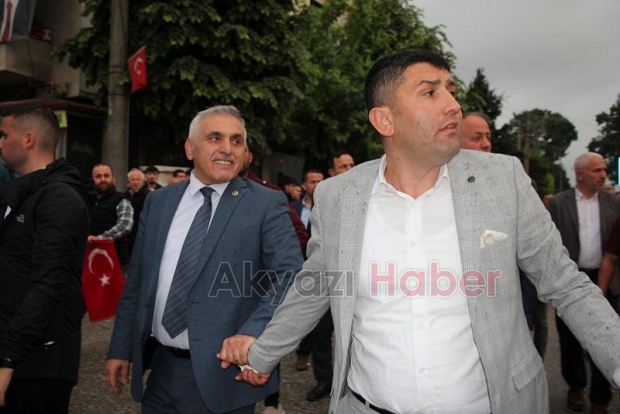 Akyazılı iş adamı Ömer Peker'den zafer kutlaması