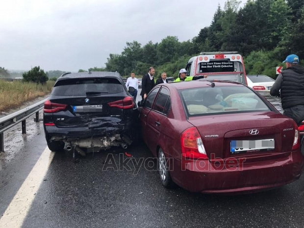Otoyolda 14 araç birbirine girdi