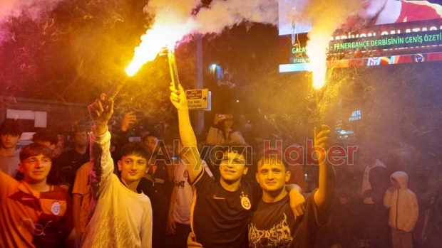 Akyazı'da Galatasaraylı taraftarlar şampiyonluğu kutluyor