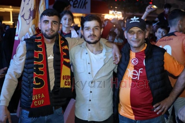 Akyazı'da Galatasaraylı taraftarlar şampiyonluğu kutluyor