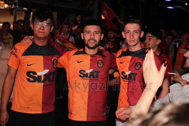 Akyazı'da Galatasaraylı taraftarlar şampiyonluğu kutluyor