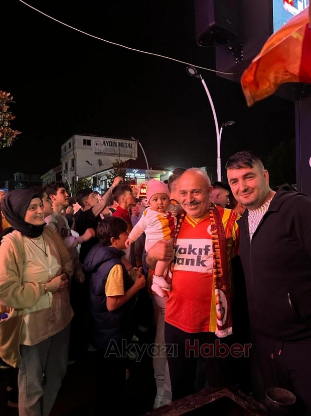 Akyazı'da Galatasaraylı taraftarlar şampiyonluğu kutluyor