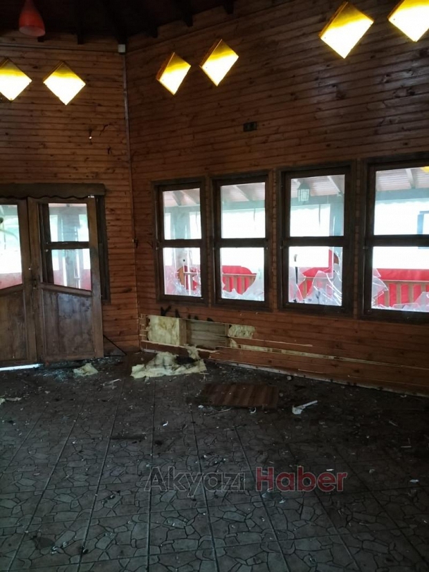 Karapürçek'teki çay bahçesi harabeye döndü