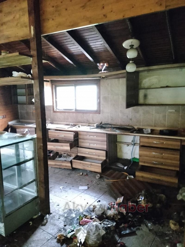Karapürçek'teki çay bahçesi harabeye döndü
