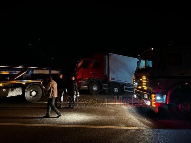 Akyazı'da sürücüsü kalp krizi geçiren tır devrildi