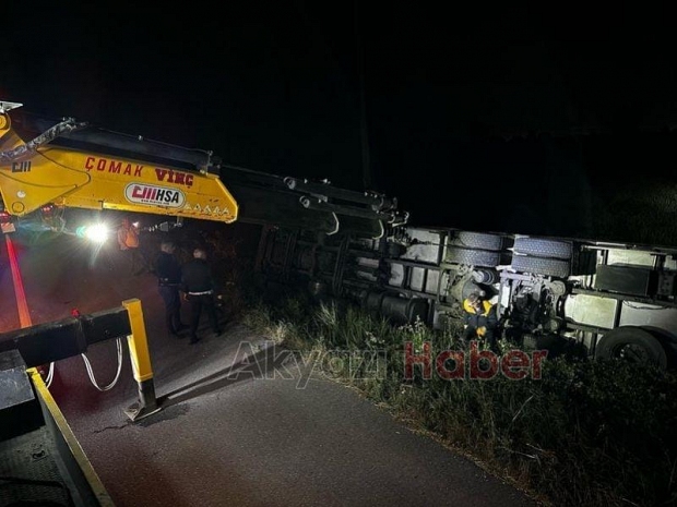 Akyazı'da sürücüsü kalp krizi geçiren tır devrildi