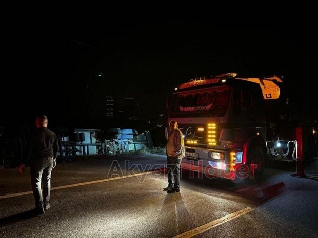 Akyazı'da sürücüsü kalp krizi geçiren tır devrildi