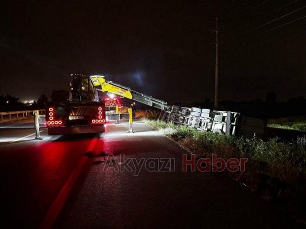 Akyazı'da sürücüsü kalp krizi geçiren tır devrildi