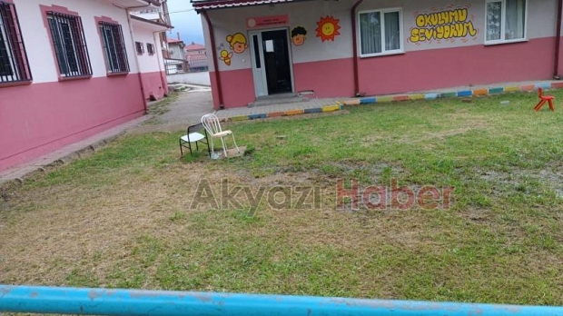 Atatürk İlkokulu Anasınıfı bahçesindeki rögar taştı