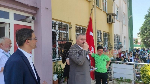 Akyazı'da protokol öğrencilerin karne heyecanına ortak oldu
