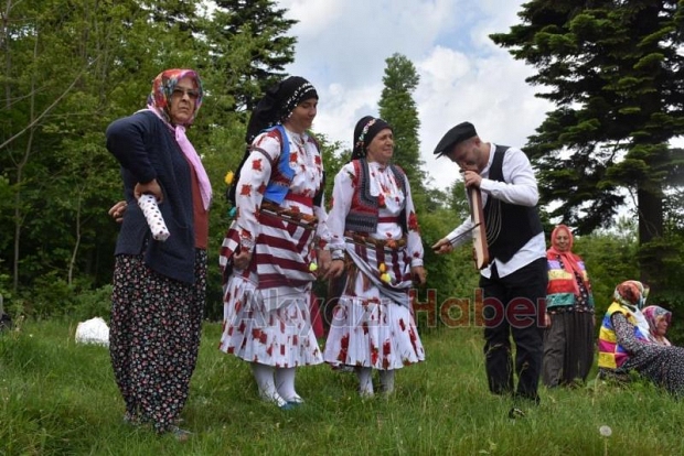 Gelin gibi süslenen hayvanları ile göçe başladılar