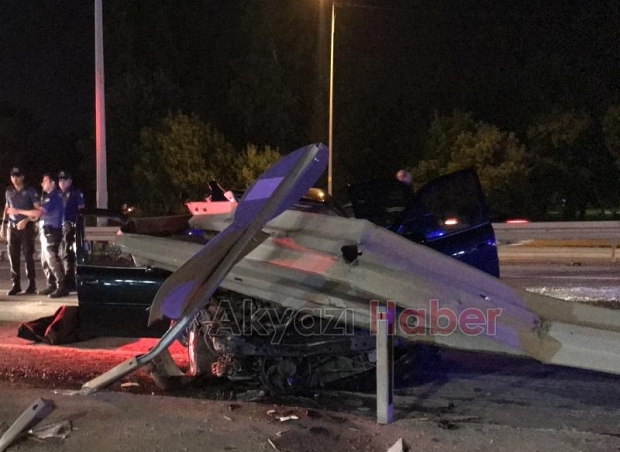 Bariyerlere ok gibi saplanan otomobilde can verdi