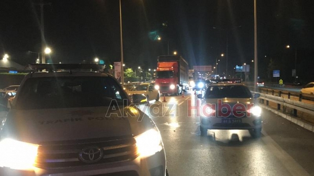 Bariyerlere ok gibi saplanan otomobilde can verdi