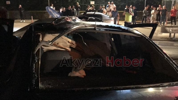 Bariyerlere ok gibi saplanan otomobilde can verdi