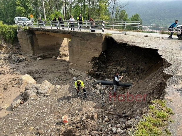Akyazı'da 4 mahalleye ulaşımı sağlayan geçici köprü yıkıldı