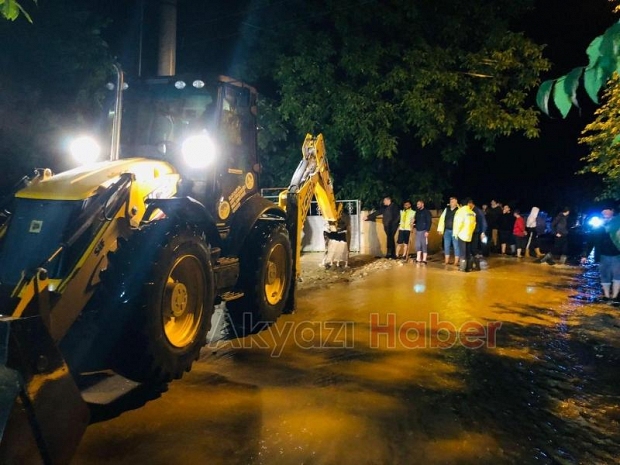 Akyazı'da 4 mahalleye ulaşımı sağlayan geçici köprü yıkıldı