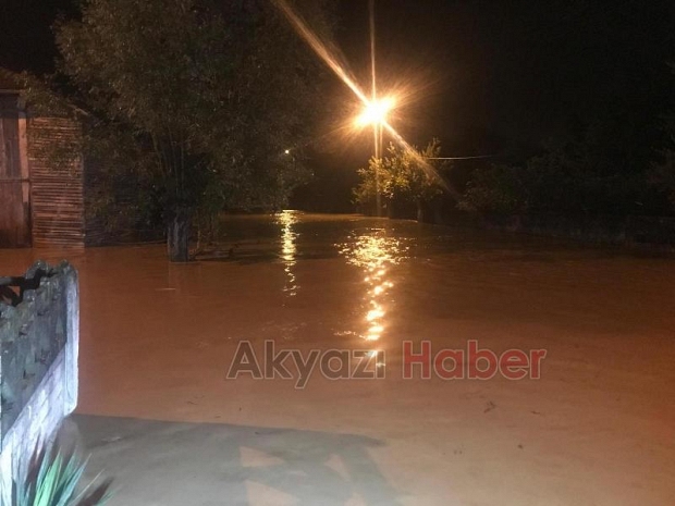 Selde mahsur kalanlar botlarla tahliye edildi