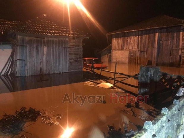 Selde mahsur kalanlar botlarla tahliye edildi