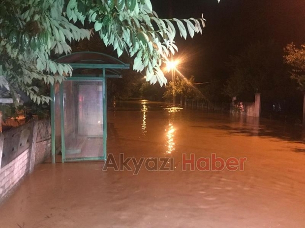 Selde mahsur kalanlar botlarla tahliye edildi