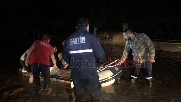 Selde mahsur kalanlar botlarla tahliye edildi