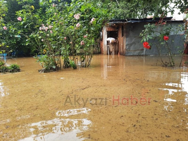 Akyazıda sel pek çok mahalleyi vurdu