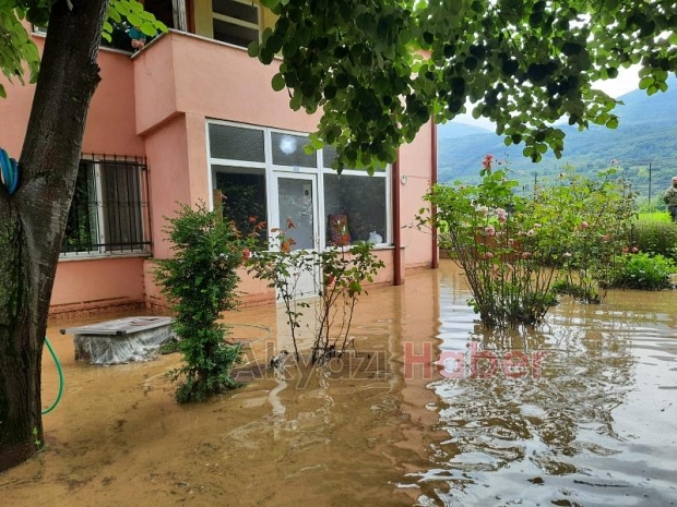 Akyazıda sel pek çok mahalleyi vurdu