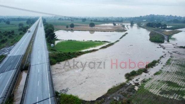 Akyazıda sel pek çok mahalleyi vurdu