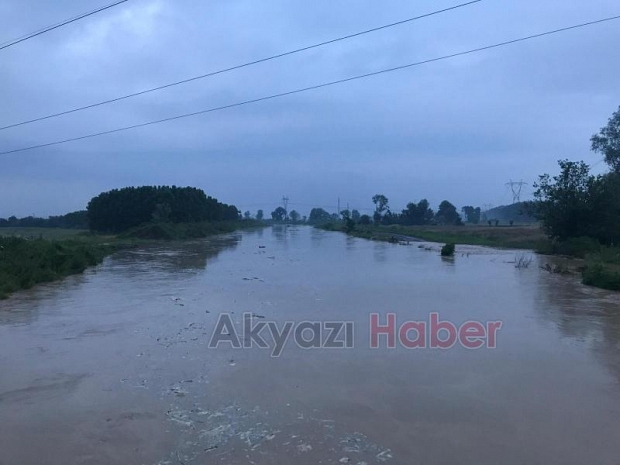 Akyazıda sel pek çok mahalleyi vurdu