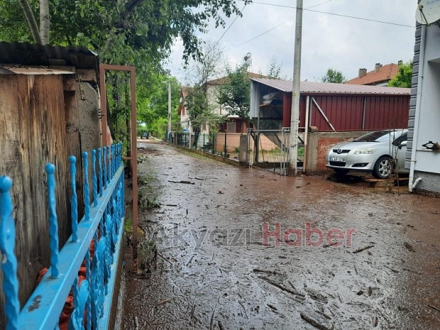 Akyazıda sel pek çok mahalleyi vurdu
