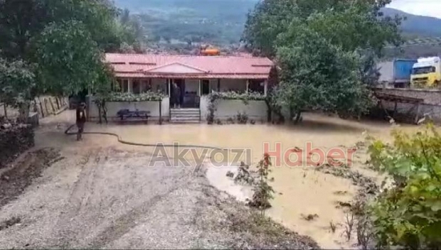 Akyazıda sel pek çok mahalleyi vurdu