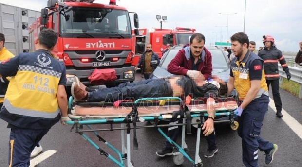Kuzey Marmara Otoyolun'da dört aracın çarpıştığı kazada 2'si ağır, 3 kişi yaralandı