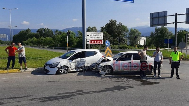 Trafik ışıklarının çalışmadığı kavşakta kaza