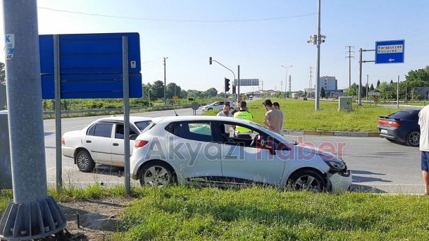 Trafik ışıklarının çalışmadığı kavşakta kaza