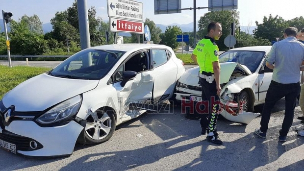 Trafik ışıklarının çalışmadığı kavşakta kaza