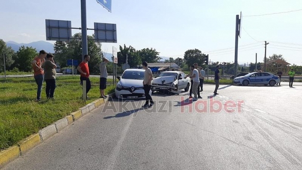 Trafik ışıklarının çalışmadığı kavşakta kaza