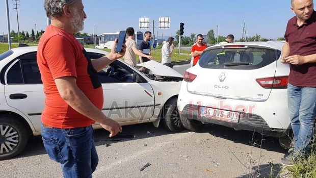 Trafik ışıklarının çalışmadığı kavşakta kaza