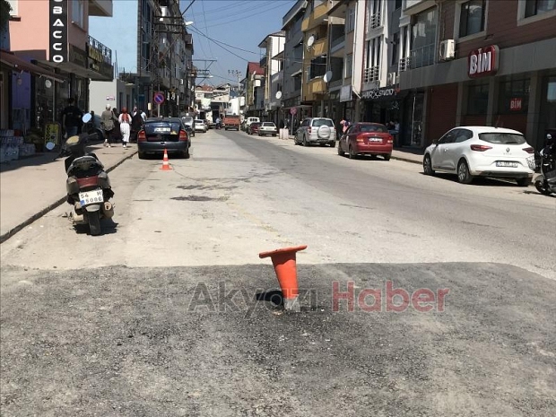 Akyazı'da cadde ortasına bırakılan boru şaşkına çevirdi